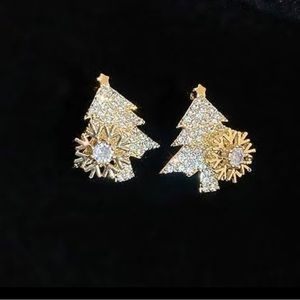 BRAND NEW 14k gold plated Spinning snowflake Christmas tree earrings